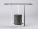 une image représentant une table ronde avec un piètement en métal et un plateau en verre