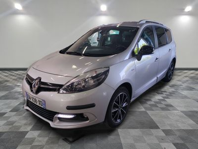 la voiture argentée est garée dans le garage sur un sol en damier
