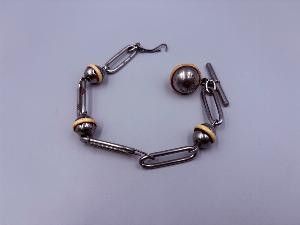 un bracelet muni d'une chaîne et d'une boule