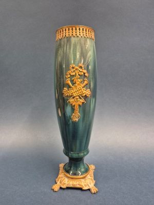 Dans le goût de Sèvres Vase en porcelaine à décor flammé ver…