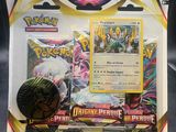 gros plan d'une boîte de cartes pokemon sur une table
