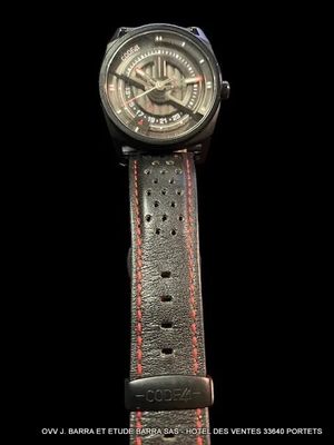 gros plan d'une montre sur fond noir