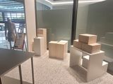 des cartons sont empilés les uns sur les autres dans une pièce dont l'un des murs est en verre