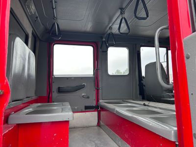 une camionnette rouge équipée de deux éviers à l'arrière