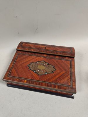paire de boîtes anciennes en bois ornées de motifs décoratifs sur un fond blanc