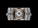 une image d'une bague en diamant sur fond noir