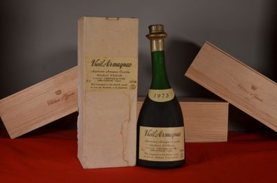 une bouteille de vin à côté d'un carton de vin