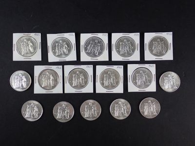 Plusieurs pièces d'argent de 25 cents sont alignées sur une surface noire