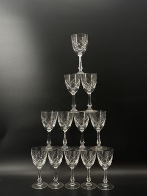 un ensemble de verres à vin empilés les uns sur les autres