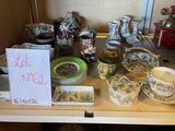 une table sur laquelle se trouvent beaucoup de plats et de tasses