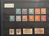une photo d'une collection de timbres exposée dans une vitrine