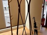 un porte-manteaux et un porte-parapluies dans un coin de la pièce