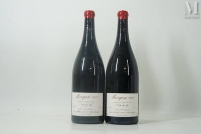 deux bouteilles de vin rouge posées sur une table blanche