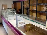 une vitrine en verre au milieu d'un magasin