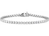 un bracelet de tennis en diamants sur fond blanc