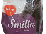un sac de croquettes pour chat sur lequel est allongé un chat
