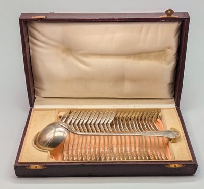 Cuillère en forme d'arête de poisson et repose-cuillère plaqués argent, présentés dans un coffret en bois