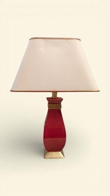 une lampe de table rouge avec un abat-jour blanc
