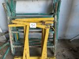 une pile de chaises jaunes et vertes dans une pièce