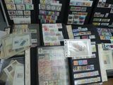 de nombreux types de timbres différents exposés sur une table