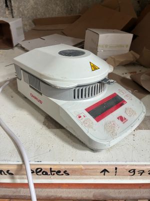 une machine posée sur une table