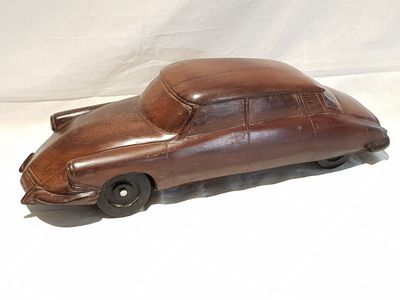 Centrafrique, 1996, Citroën DS19 berline 1963 sculptée, bois…