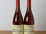 deux bouteilles de vin posées l'une à côté de l'autre sur une table en bois