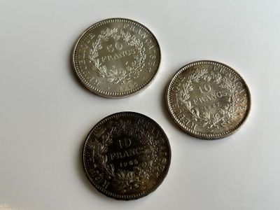 trois pièces différentes posées sur une table, l'une à côté de l'autre
