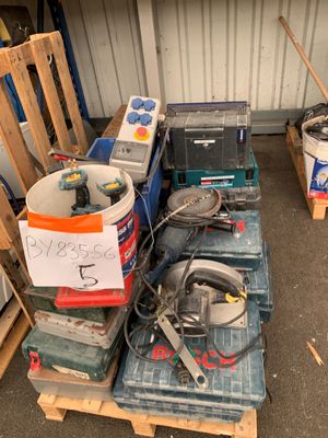 tout un tas d'outils qui traînent sur des palettes dans le garage
