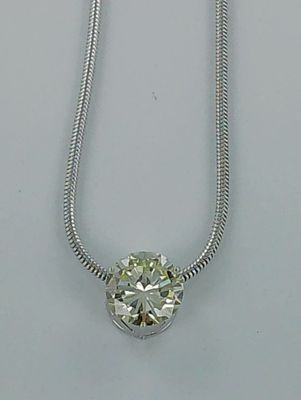 Pendentif or gris orné d'un brillant pesant 3,08 carats.