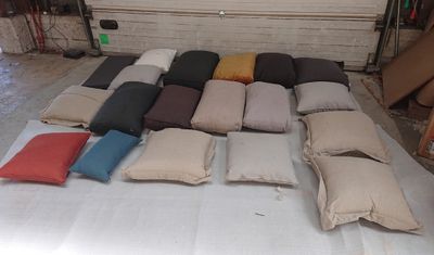 Box de 19 coussins diverses tailles et coloris en lin, coton…