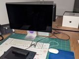 un bureau sur lequel se trouvent un écran, un clavier, une souris et d'autres éléments