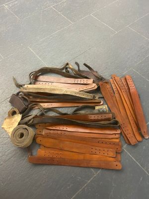 FRANCE. ETRANGER. Portes chargeurs, lanières diverses, en cu…