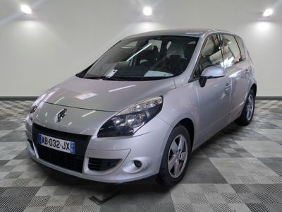 la photo d'une voiture argentée garée dans un garage