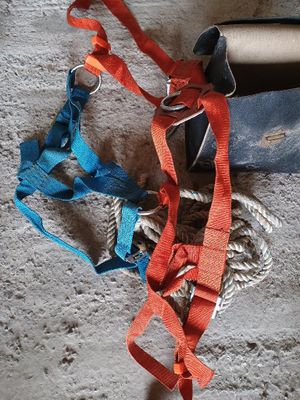 une paire de chaussures attachées à une corde
