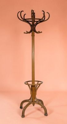 une image représentant un porte-manteau surmonté d'une patère