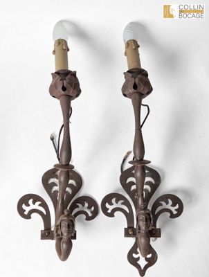 une paire d'appliques murales anciennes, comportant chacune deux lampes