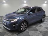 une voiture bleue est garée dans une pièce au sol à carreaux