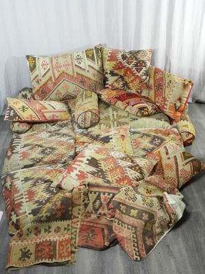 un canapé sur lequel sont posés de nombreux coussins