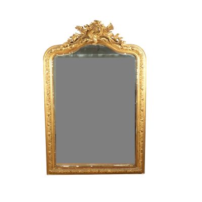 une image d'un miroir encadré d'or sur un fond blanc