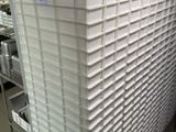 une pile de récipients en plastique posée sur un chariot dans un magasin