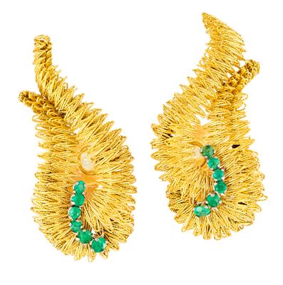 une paire de boucles d'oreilles en or et émeraude