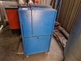 une armoire bleue qui se trouve dans un garage