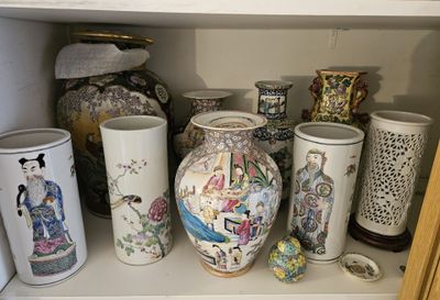 de nombreux vases posés sur une étagère dans un meuble