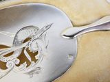 une cuillère et une cuillère sur laquelle est représenté un cheval