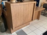 un homme debout à l'accueil d'un petit bureau