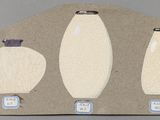 trois feuilles de papier sur lesquelles sont dessinés des vases de formes et de tailles différentes