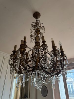 un lustre suspendu au plafond d'une pièce