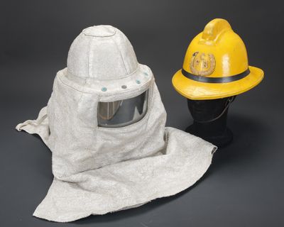 un casque de pompier jaune et une casquette de pompier jaune sur fond noir