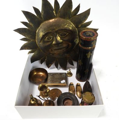 une photo représentant une boîte contenant des objets anciens posée sur une surface blanche